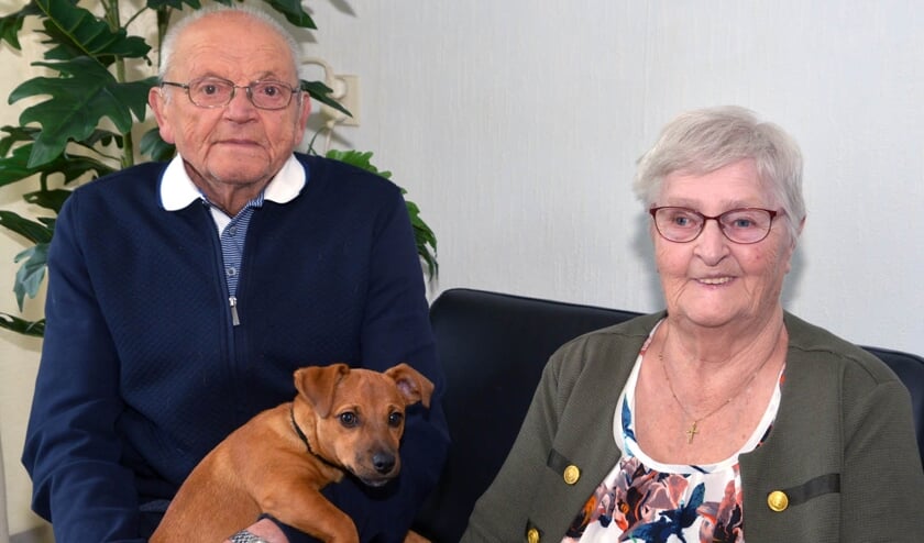 Piet en Mien samen met hun hondje. (foto: Henk Lunenburg)