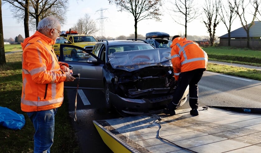 Auto botst achterop bakwagen op N264 bij Sint Hubert.
