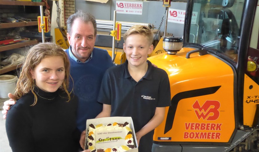 Twee leerlingen van Elzendaalcollege Boxmeer hebben een taart overhandigd aan Verberk in Boxmeer, de 100ste deelnemer aan het beroepenfeest