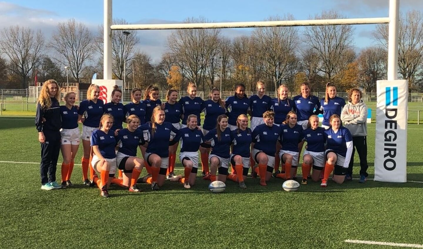 Joyce Raafs met haar ploeggenoten van Jong Oranje.