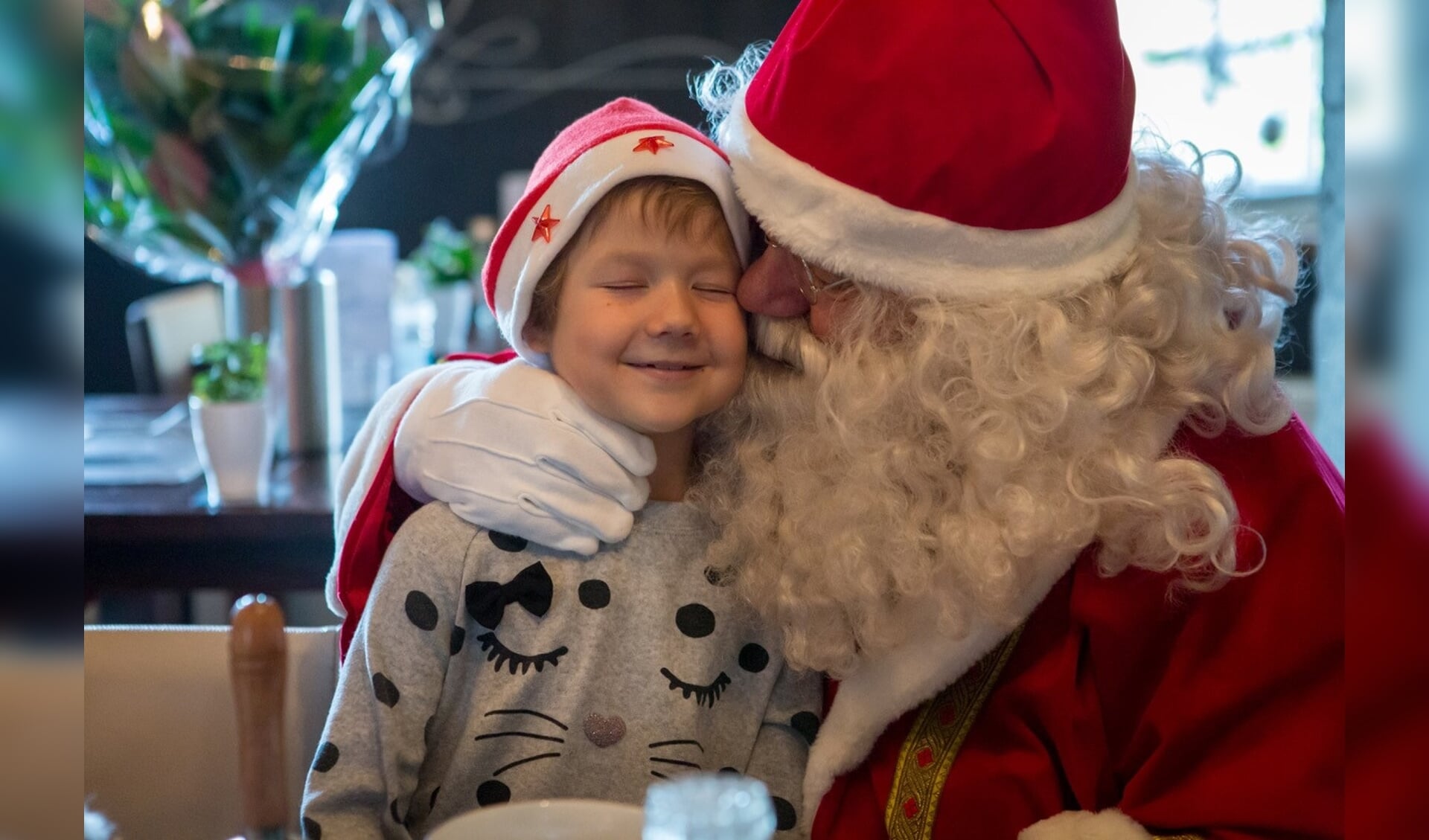 De 6-jarige Liselotte ontmoette de Kerstman. Daarmee kwam voor het meisje uit Overloon een grote wens in vervulling.