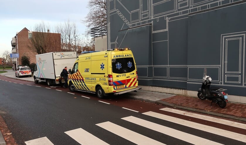 Gewonde bij ongeval op rotonde. (Foto: Gabor Heeres / Foto Mallo)