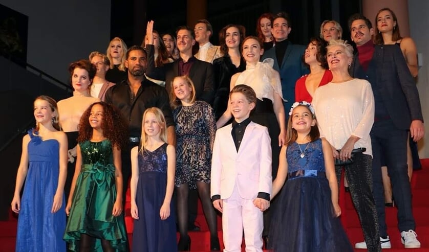 Anne-Louise (rechtsonder met blauwe jurk) straalt van oor tot oor.