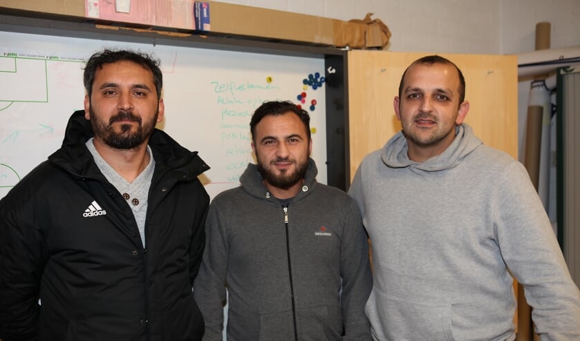 Ertan Metin, Mehmet Gurbuz en Faruk Onder voetballen gezamenlijk met nog veertien anderen als het derde team van Blauw Geel'38.