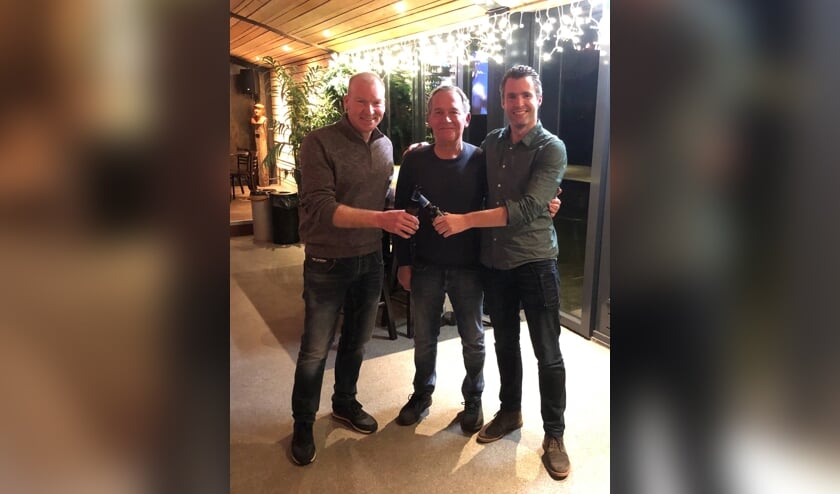 Eus Marijnissen (midden) heeft zijn contract bij FC De Rakt met één seizoen verlengd.