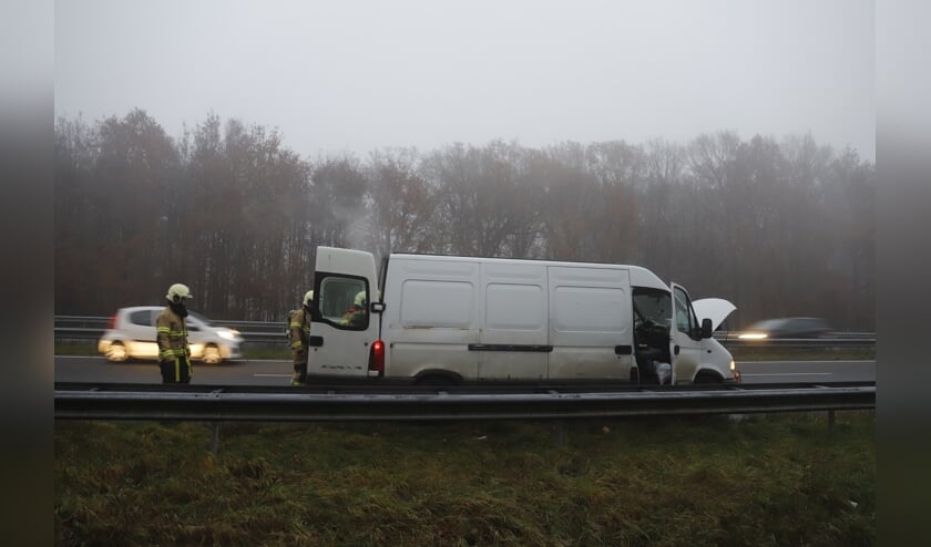 Rokende bestelbus zorgde voor file op de A73.