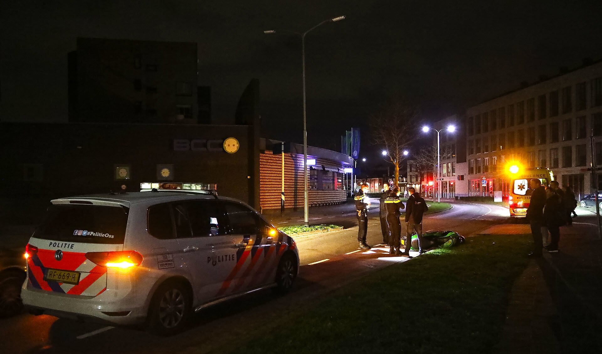 Automobilist rijdt door na ongeval op Oostwal, scooterrijder gewond. (Foto Gabor Heeres, Foto Mallo)