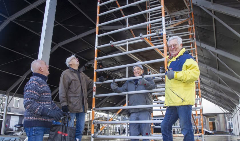 De opbouw van de ijsbaan is in volle gang.