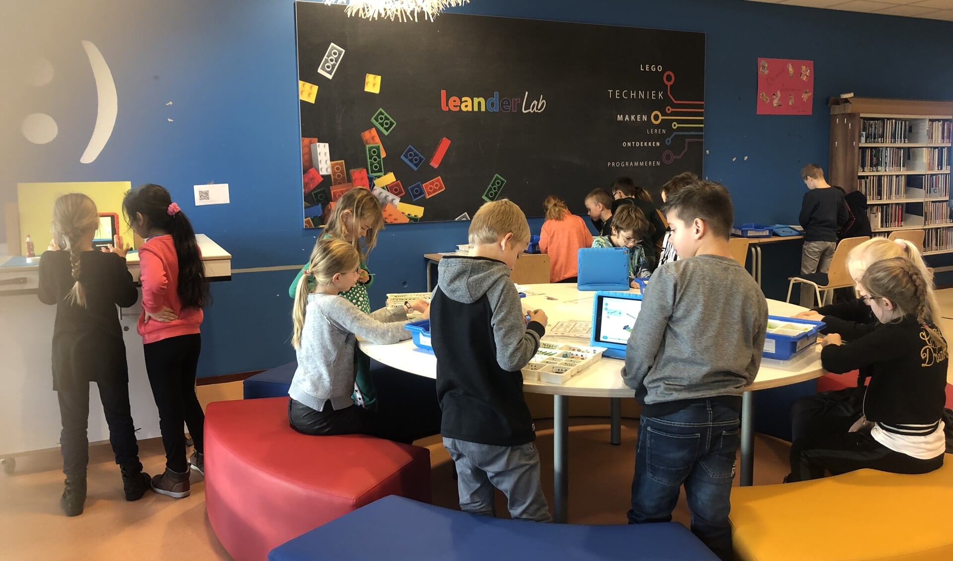 Samenwerken met Lego Wedo in het LeanderLab in de bibliotheek van Sint Anthonis.