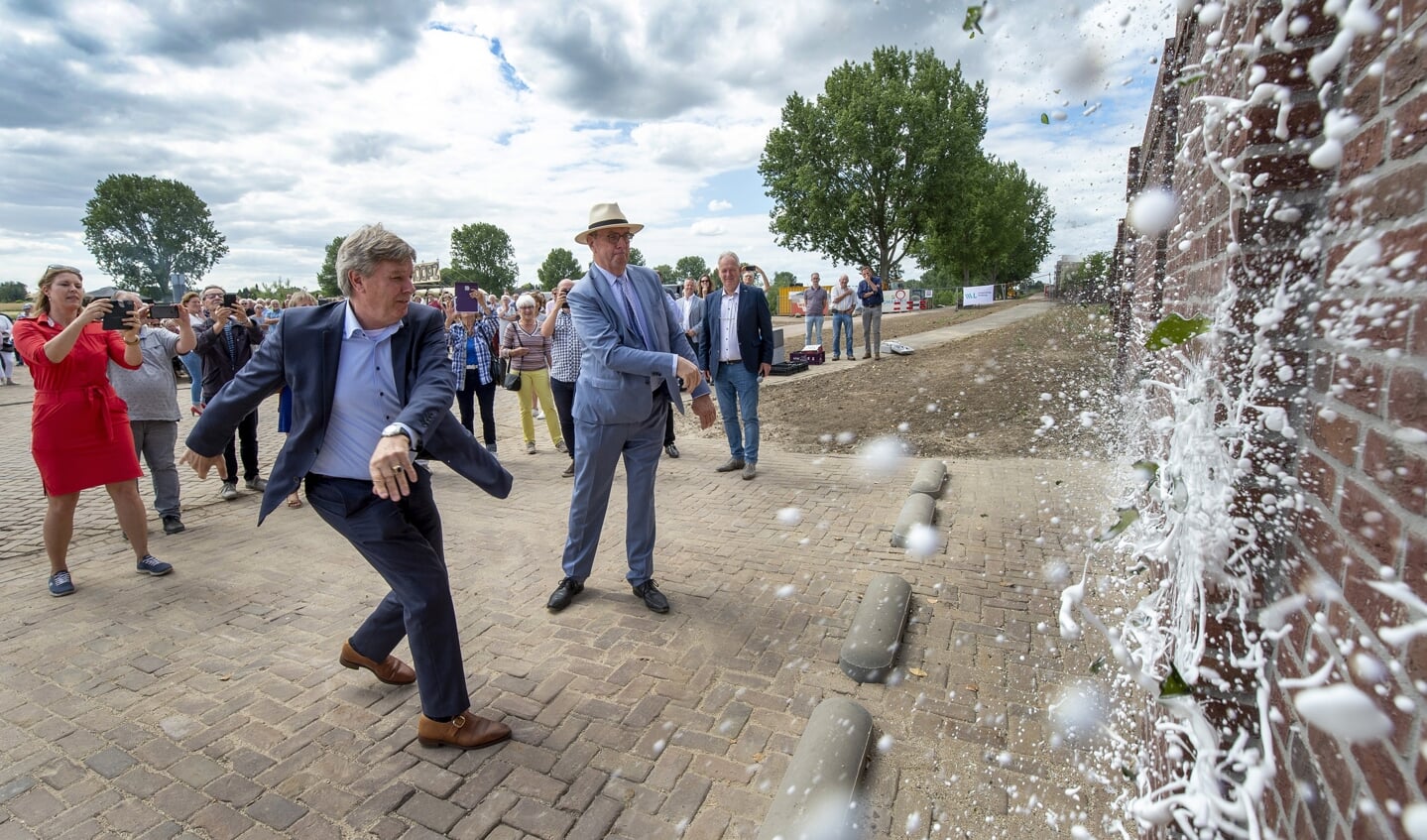 Geertjan Wienhoven en Jos Teeuwen doopten de nieuwe muur. (foto: Ger Peeters)