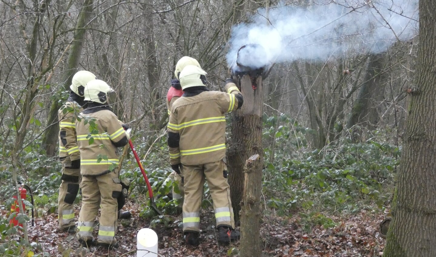 Brandweer opgeroepen voor brandende boomstronk. (Foto: Thomas)