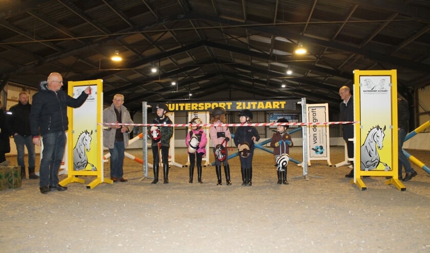 De jongste leden mochten de nieuwe rijhal openen.