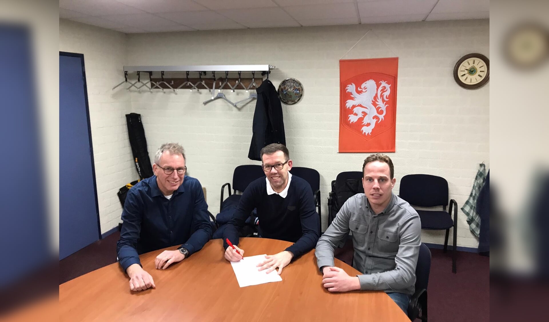 Edwin Peters (midden) heeft zijn aflopende contract bij Festilent verlengd.