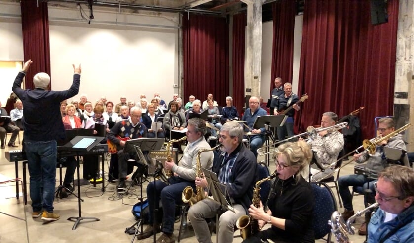 Een gezamenlijke repetitie van The River Aa Big Band en het Ambiancekoor als voorbereiding op het Kerstconcert.