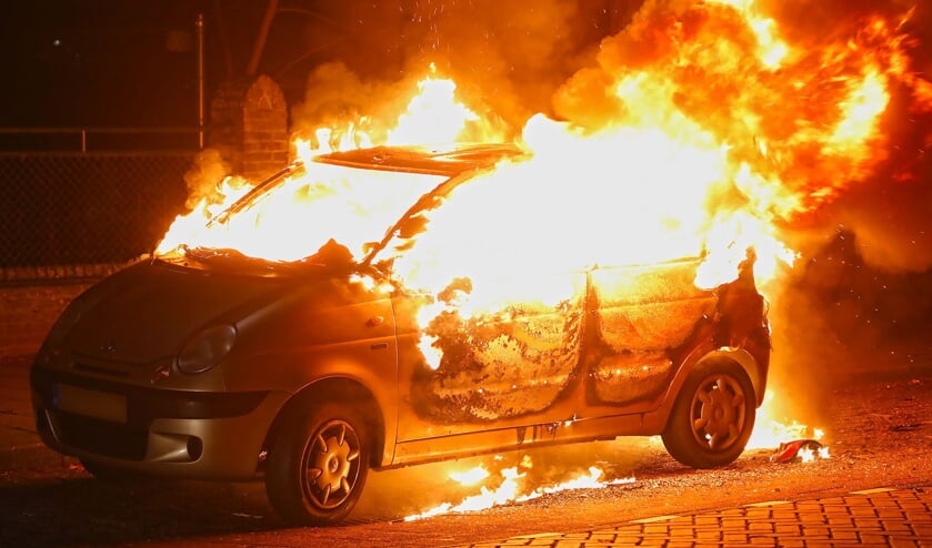 Opnieuw autobrand, nu in Berghemseweg. Foto Gabor Heeres, Foto Mallo
