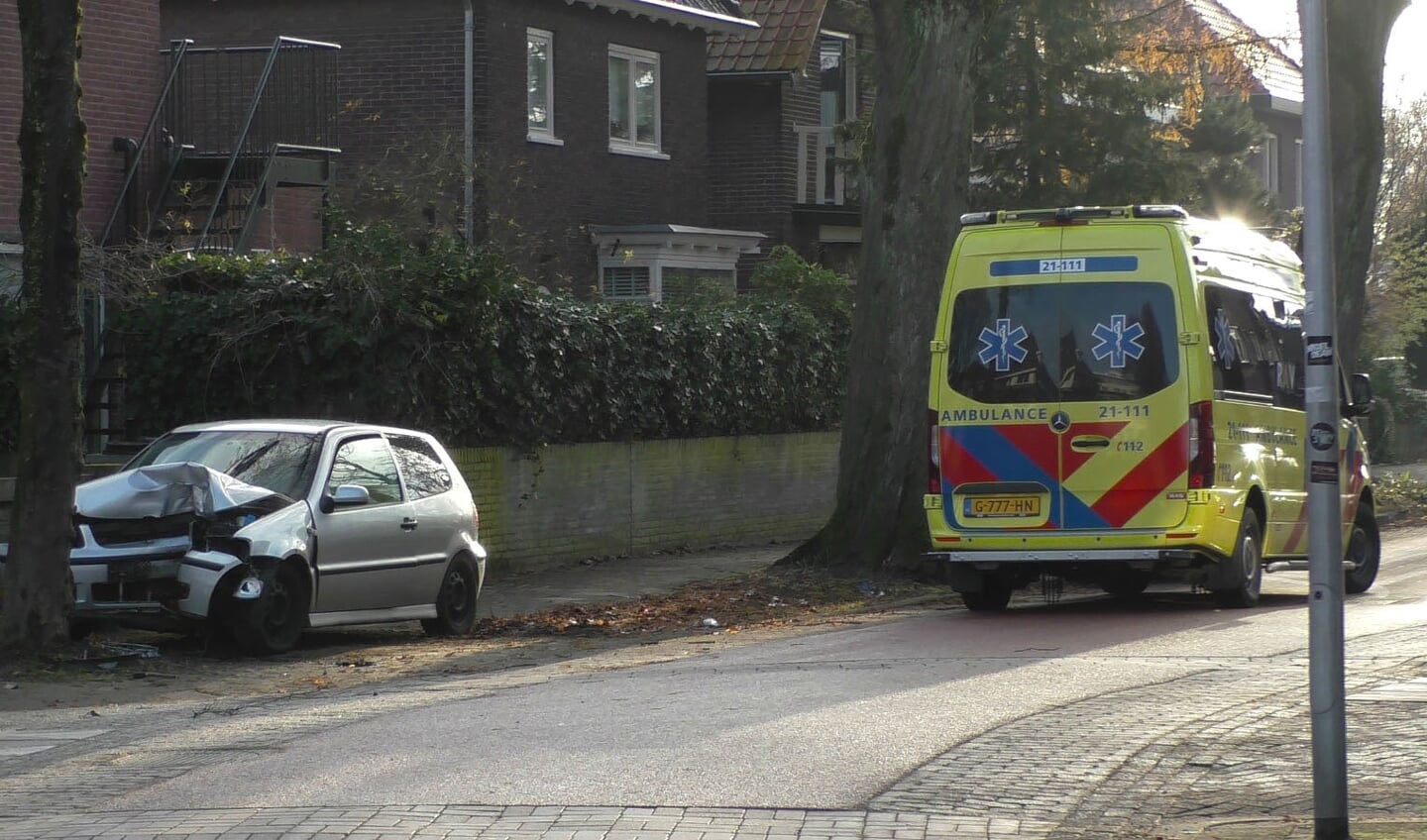 Automobilist rijdt op Asterstraat tegen verkeersbord en boom. (Foto: Gabor Heeres / Foto Mallo)
