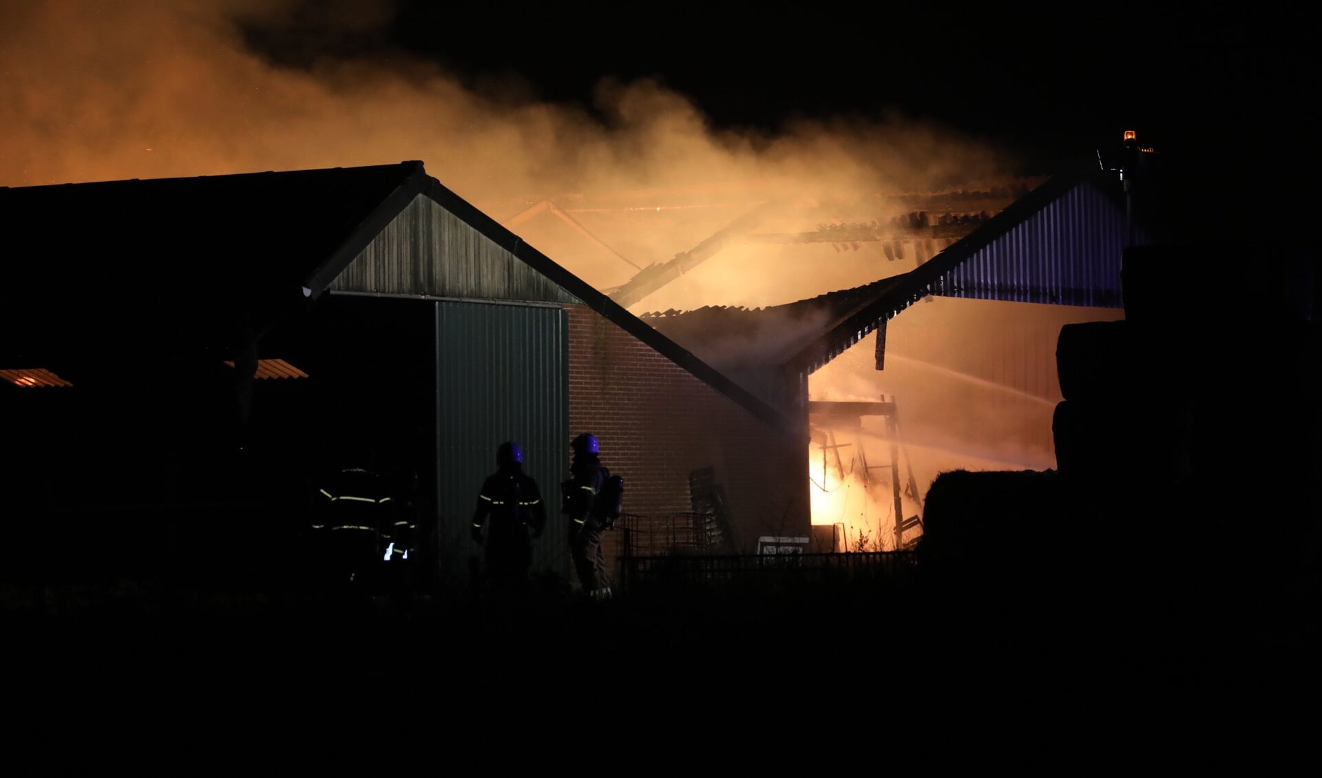Grote brand in Deursen-Dennenburg. Foto Gabor Heeres - Foto Mallo. 