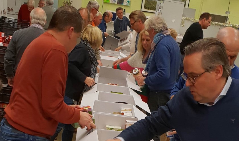 De producten die de Udense bevolking koopt, worden door de Rotary ingepakt.