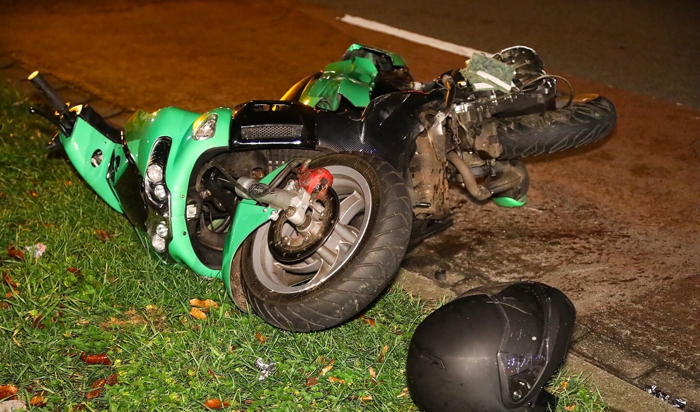 Automobilist rijdt door na ongeval op Oostwal, scooterrijder gewond. (Foto Gabor Heeres, Foto Mallo)