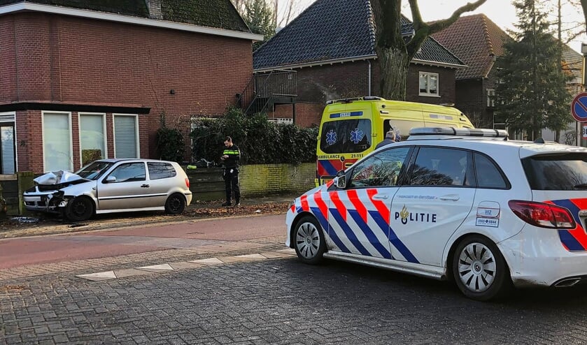 Automobilist rijdt op Asterstraat tegen verkeersbord en boom. (Foto: Gabor Heeres / Foto Mallo)