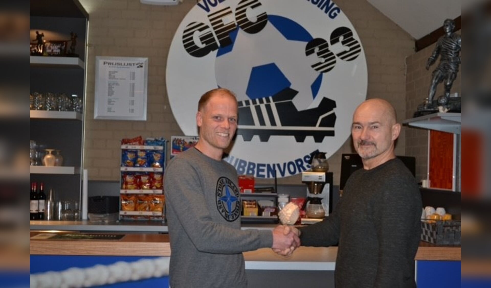 Tim Driessen (links) tekent contract als hoofdtrainer van GFC'33