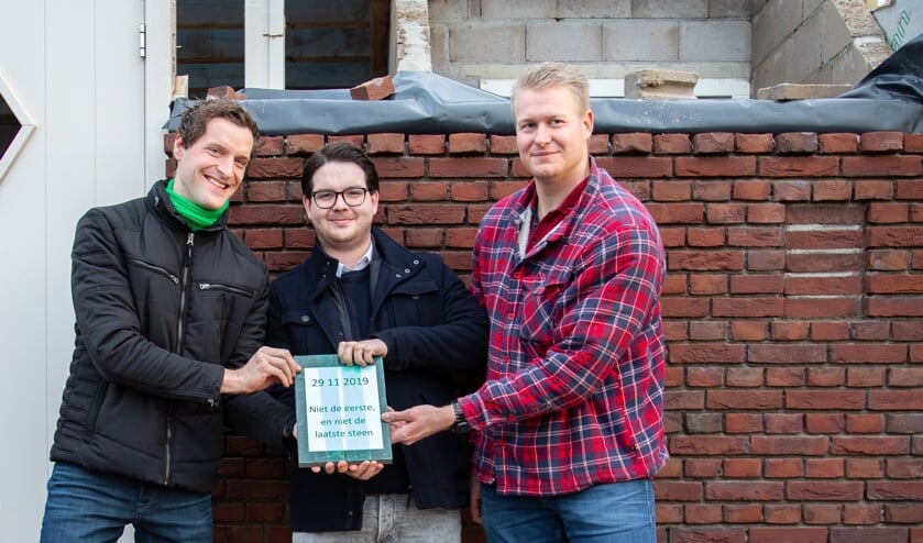 V.l.n.r.: Teun Wientjes, Sam Cornelissen en Jan van Riet hadden de eer om de eerste steen van de nieuwe Parkboerderij te mogen leggen.