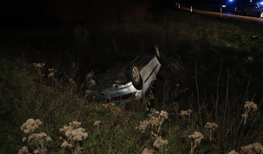 Automobilist rijdt van talud en belandt op zijn kop naast afrit A73 bij Haps