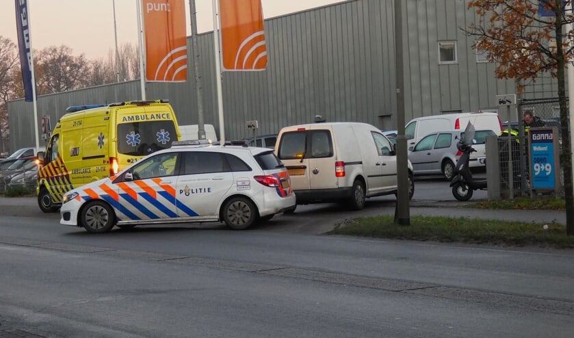 Scooterrijder gewond na ongeval op Kanaalstraat. (Foto: Gabor Heeres, Foto Mallo)