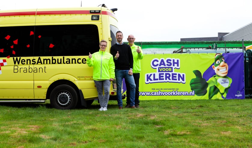 Sjoerd Driessen van Regain Recycables te midden van medewerkers van de WensAmbulance Brabant.