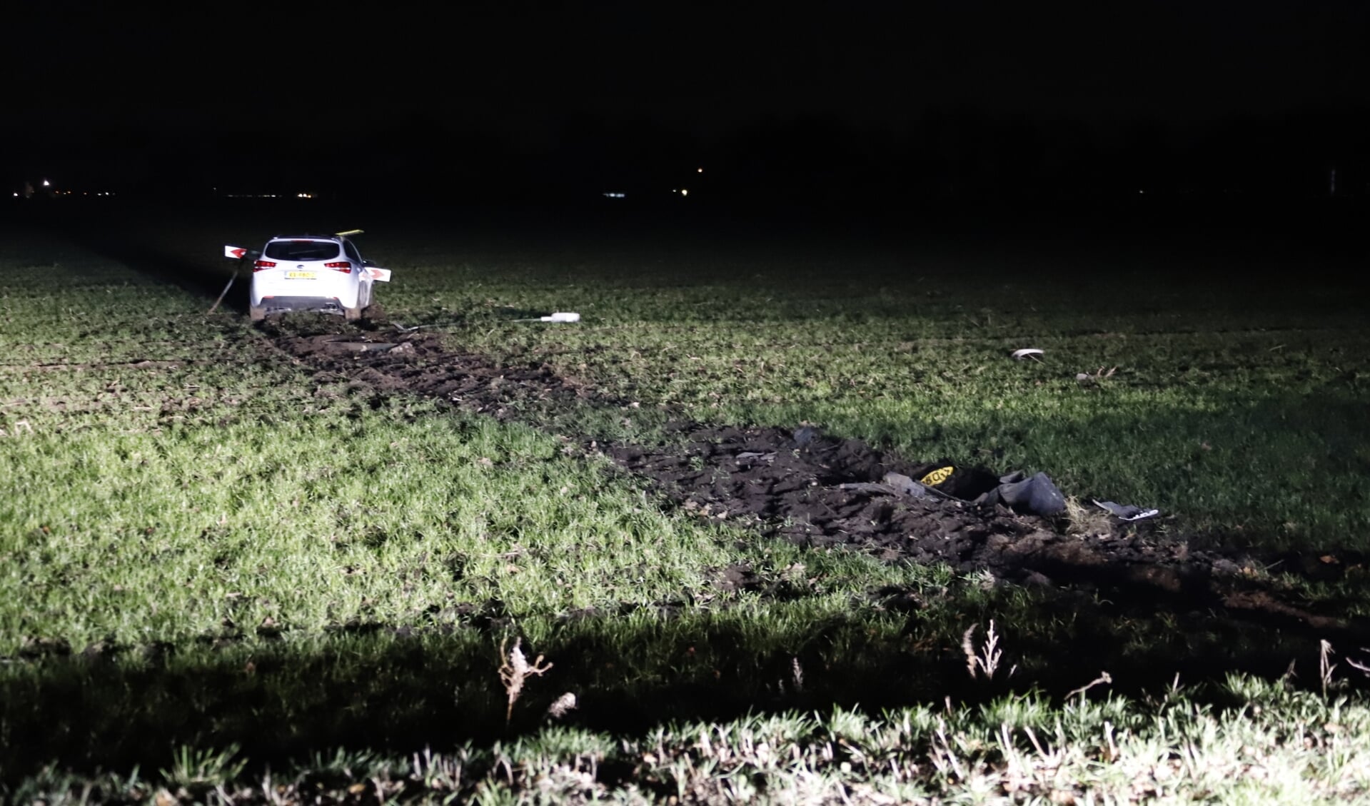Automobilist mist T-splitsing in Landhorst en belandt gewond in een weiland.