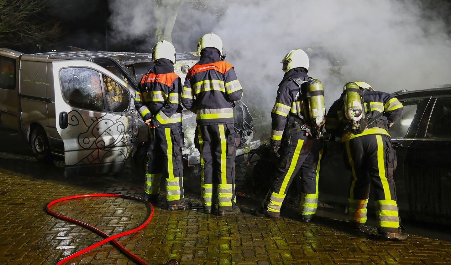 Opnieuw autobranden in Oss, nu in de Willem Barendszstraat. (Foto: Gabor Heeres / Foto Mallo)
