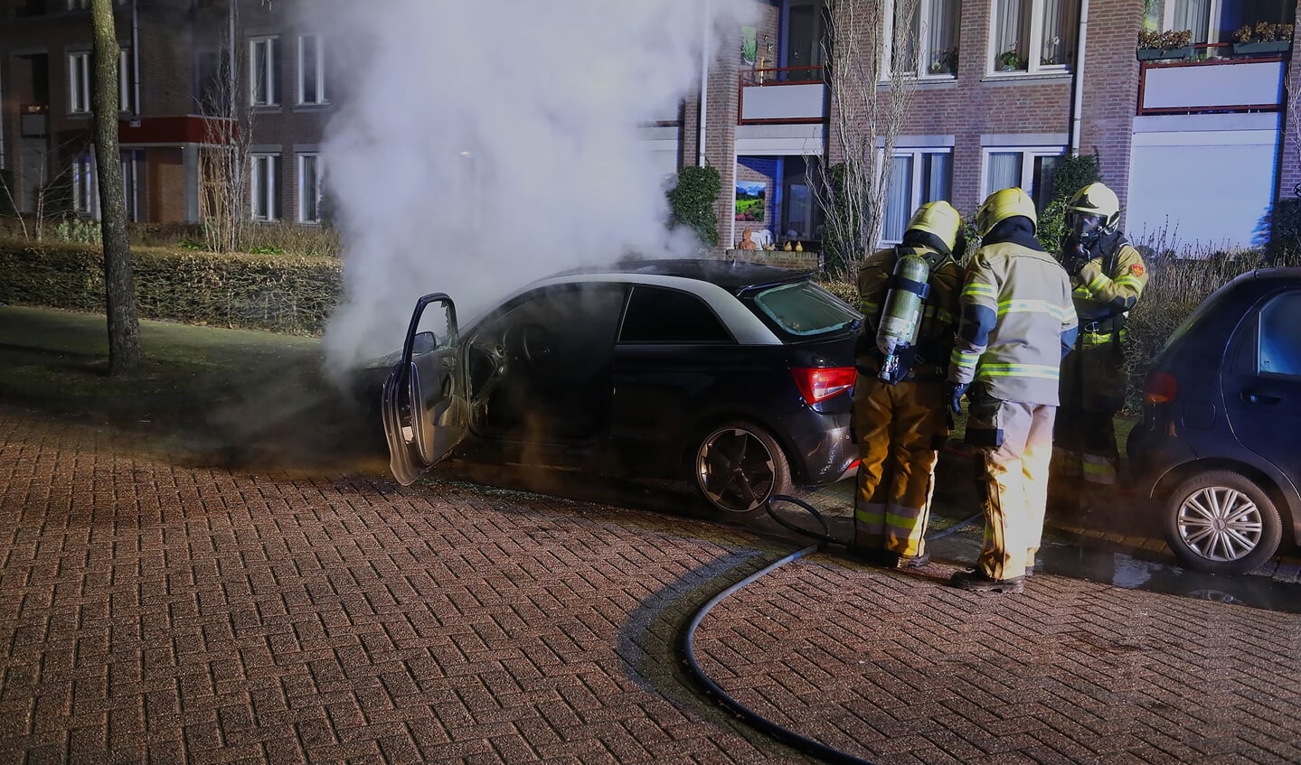Autobrand in Oude Kerkstraat. (Foto: Gabor Heeres / Foto Mallo)
