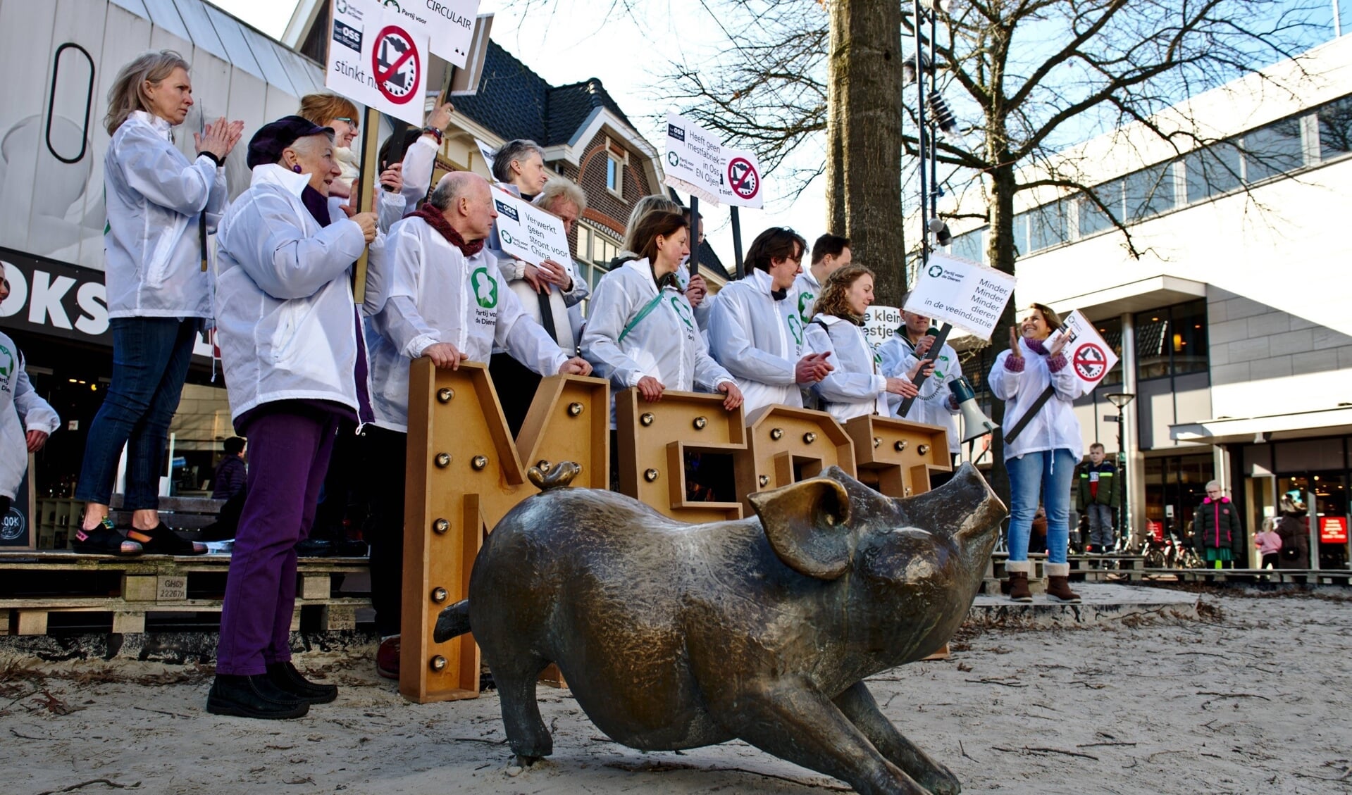 Partij voor de Dieren voert actie tegen mestfabriek in Oss. (Foto: Jack Tummers)
