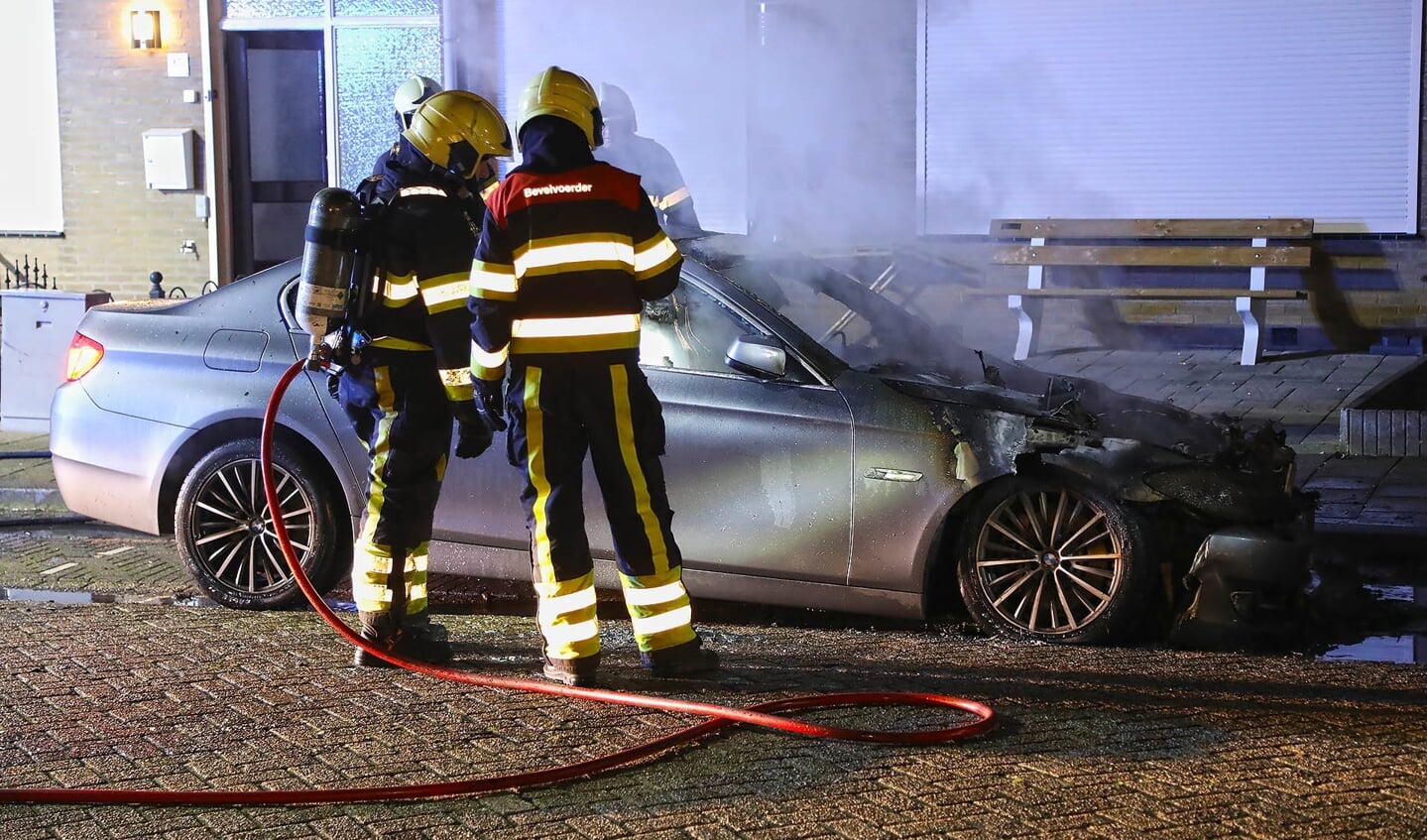 Opnieuw een autobrand in Oss, nu aan Maximiliaan van Oostenrijkstraat. (Foto: Gabor Heeres / Foto Mallo)