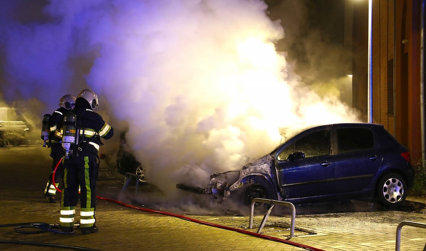 Twee auto's uitgebrand aan Berghemseweg. (Foto: Gabor Heeres / Foto Mallo)