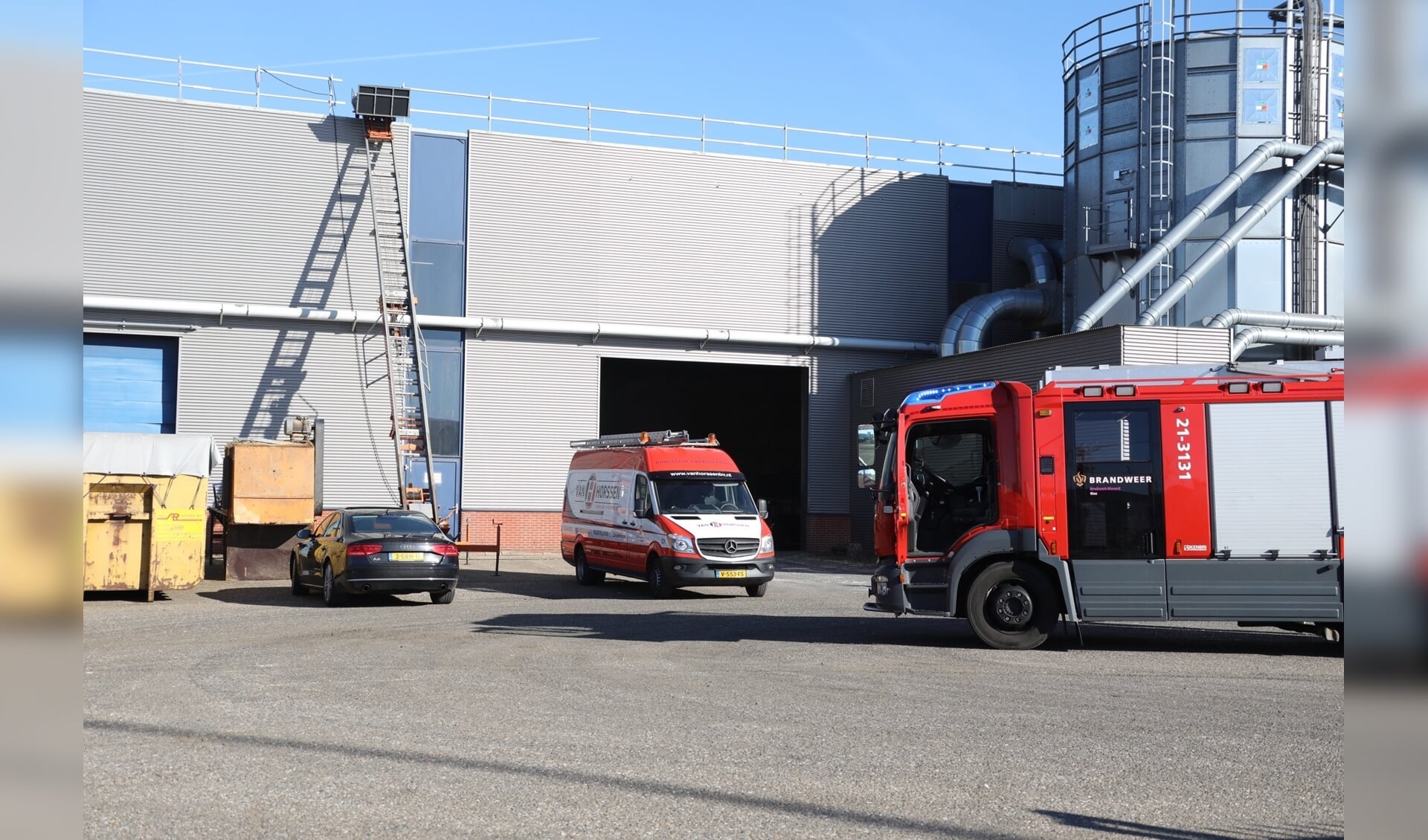 Brandweer opgeroepen voor brand in Oss' bedrijf Fleuren Presspack. (Foto: Gabor Heeres / Foto Mallo)