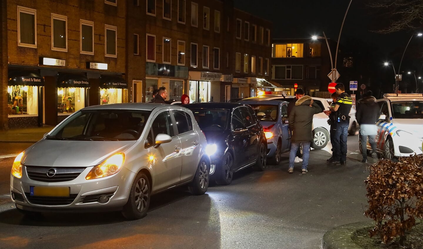 Drie auto's rijden tegen elkaar op de Singel 1940-1945. (Foto: Gabor Heeres / Foto Mallo)