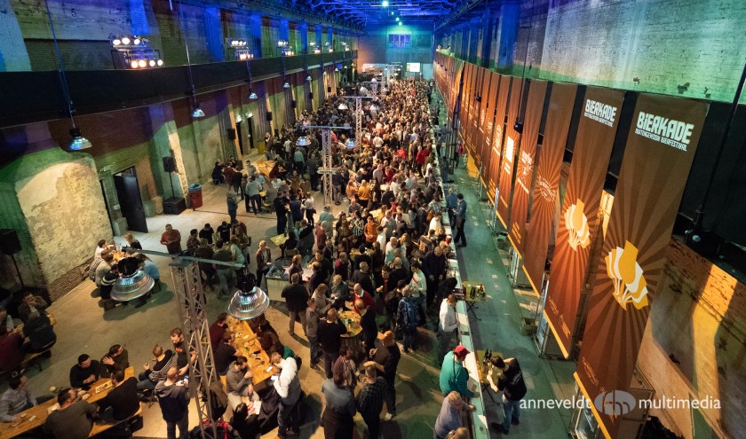 Drukte van belang tijdens het Bierkadefestival. Aan de rechterkant de lange bar.