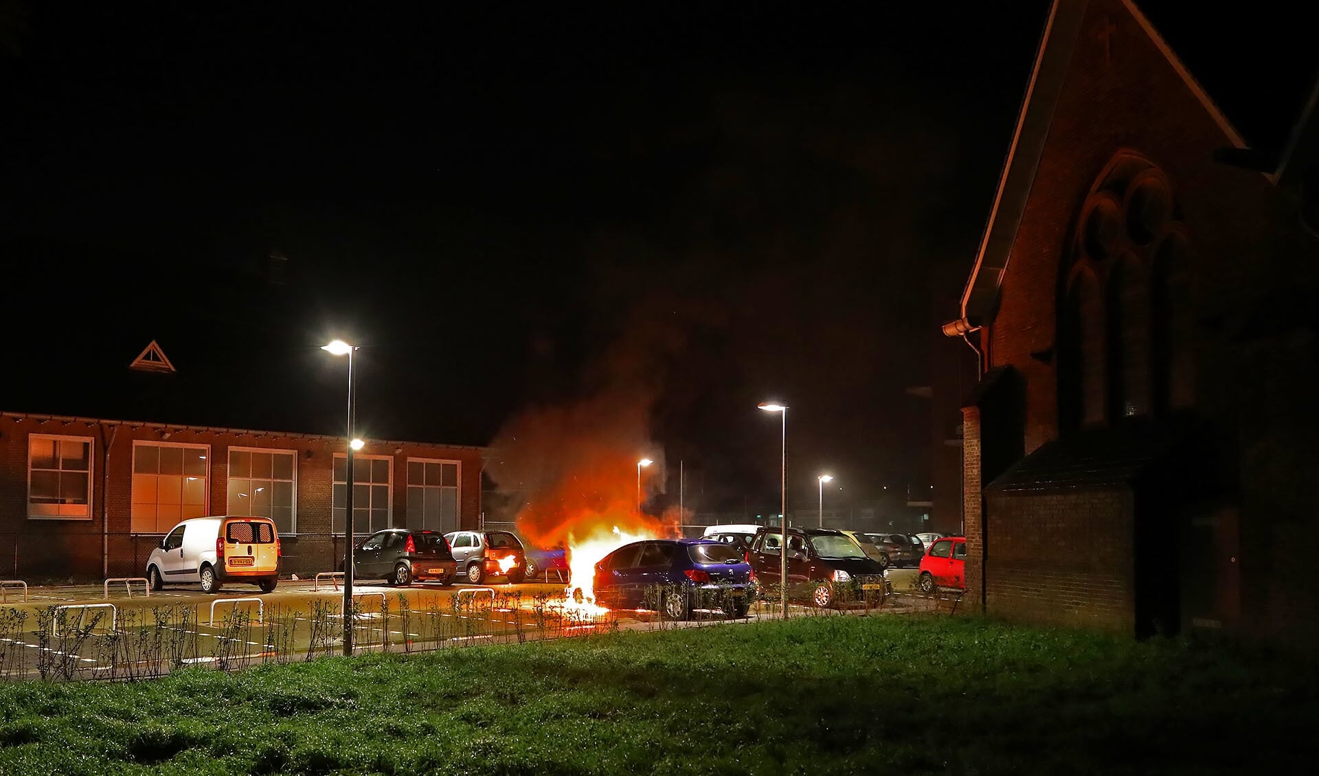 Twee auto's uitgebrand aan Berghemseweg. (Foto: Gabor Heeres / Foto Mallo)