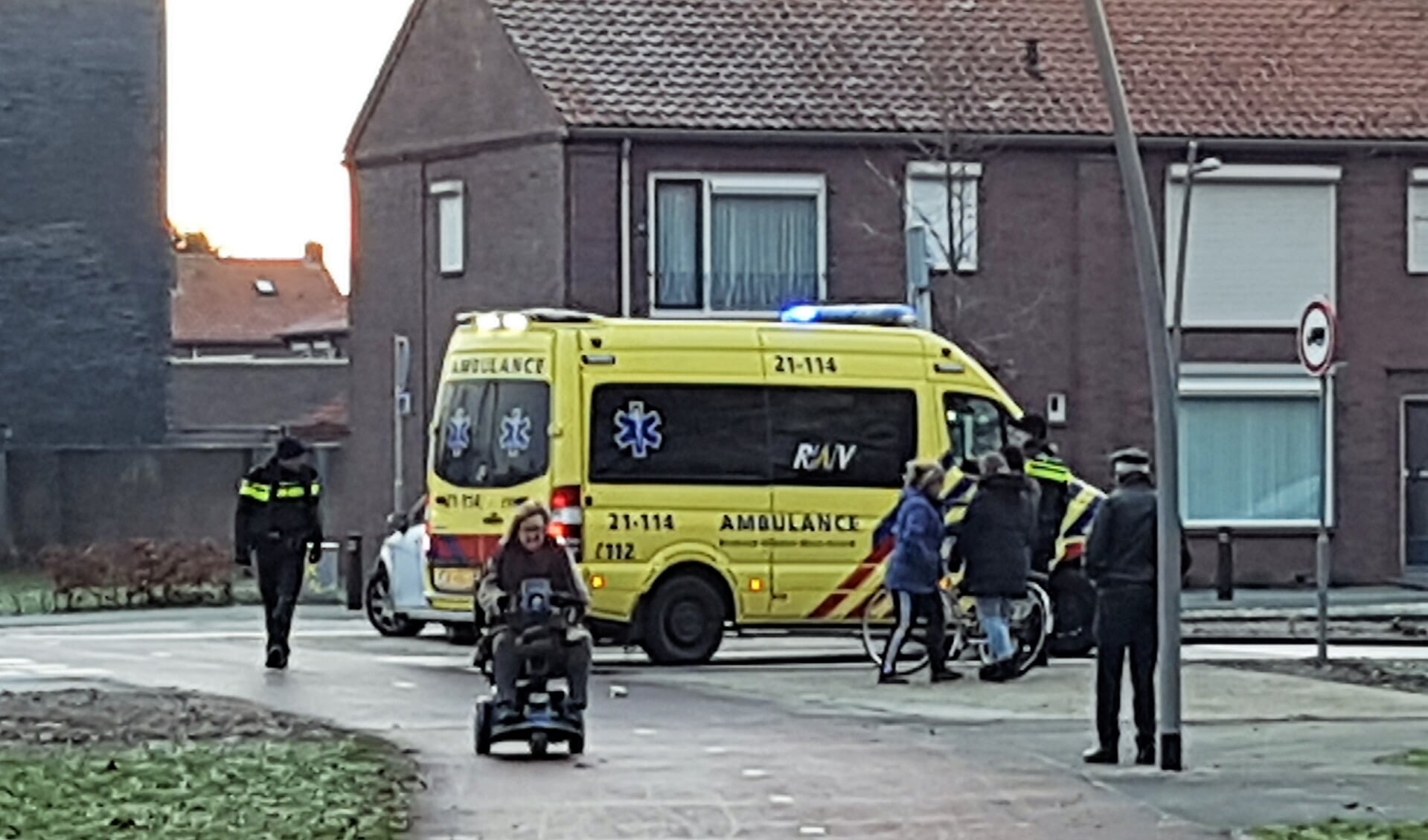 De ambulance in de Vierhoeksingel.