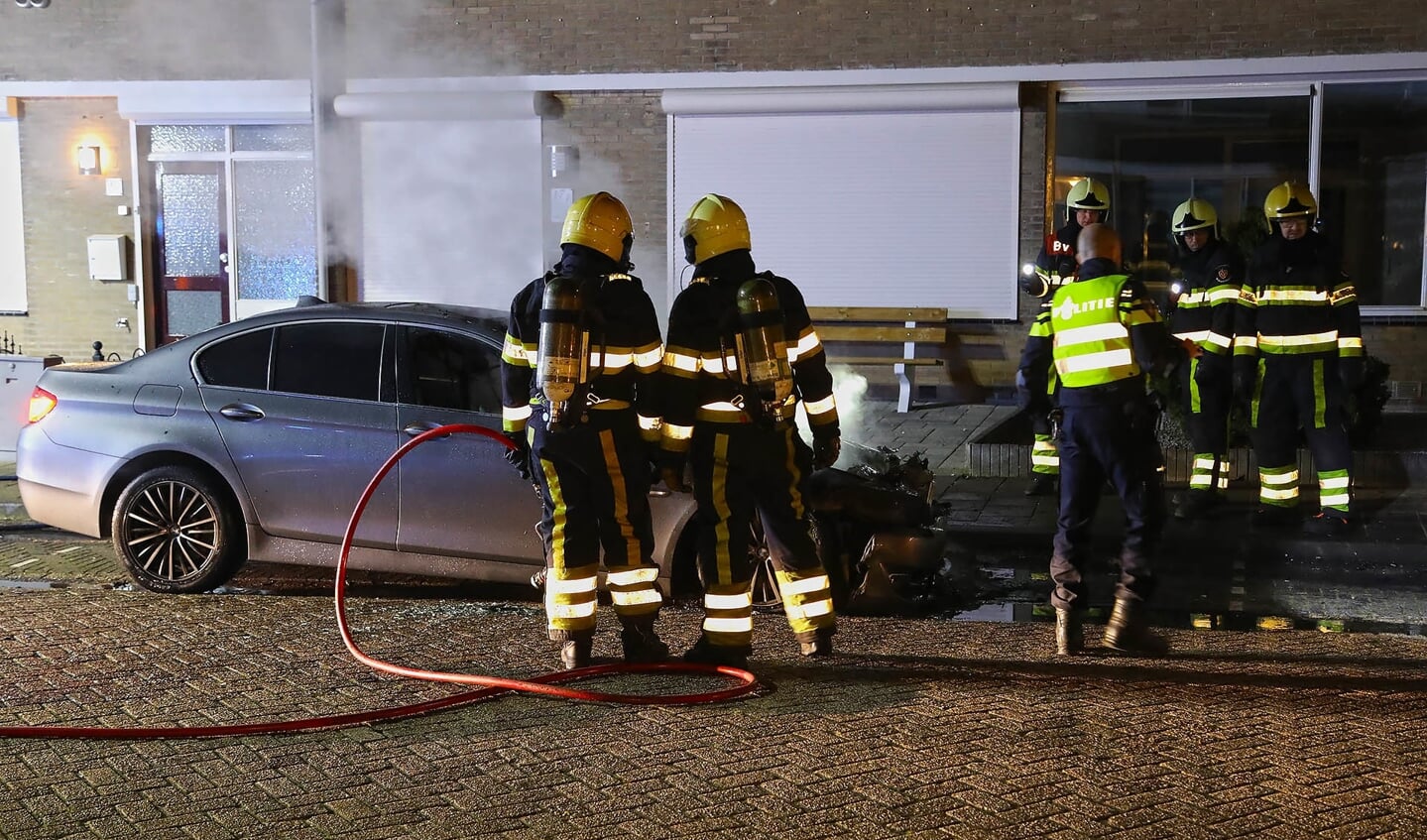 Opnieuw een autobrand in Oss, nu aan Maximiliaan van Oostenrijkstraat. (Foto: Gabor Heeres / Foto Mallo)