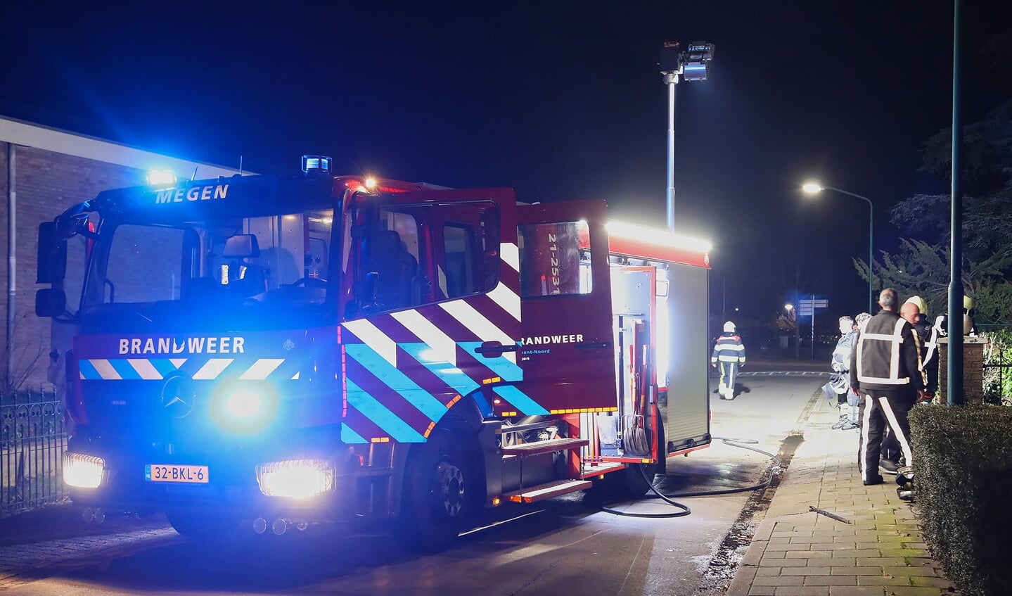 Brand in de Megense Houtstraat. (Foto: Gabor Heeres / Foto Mallo)