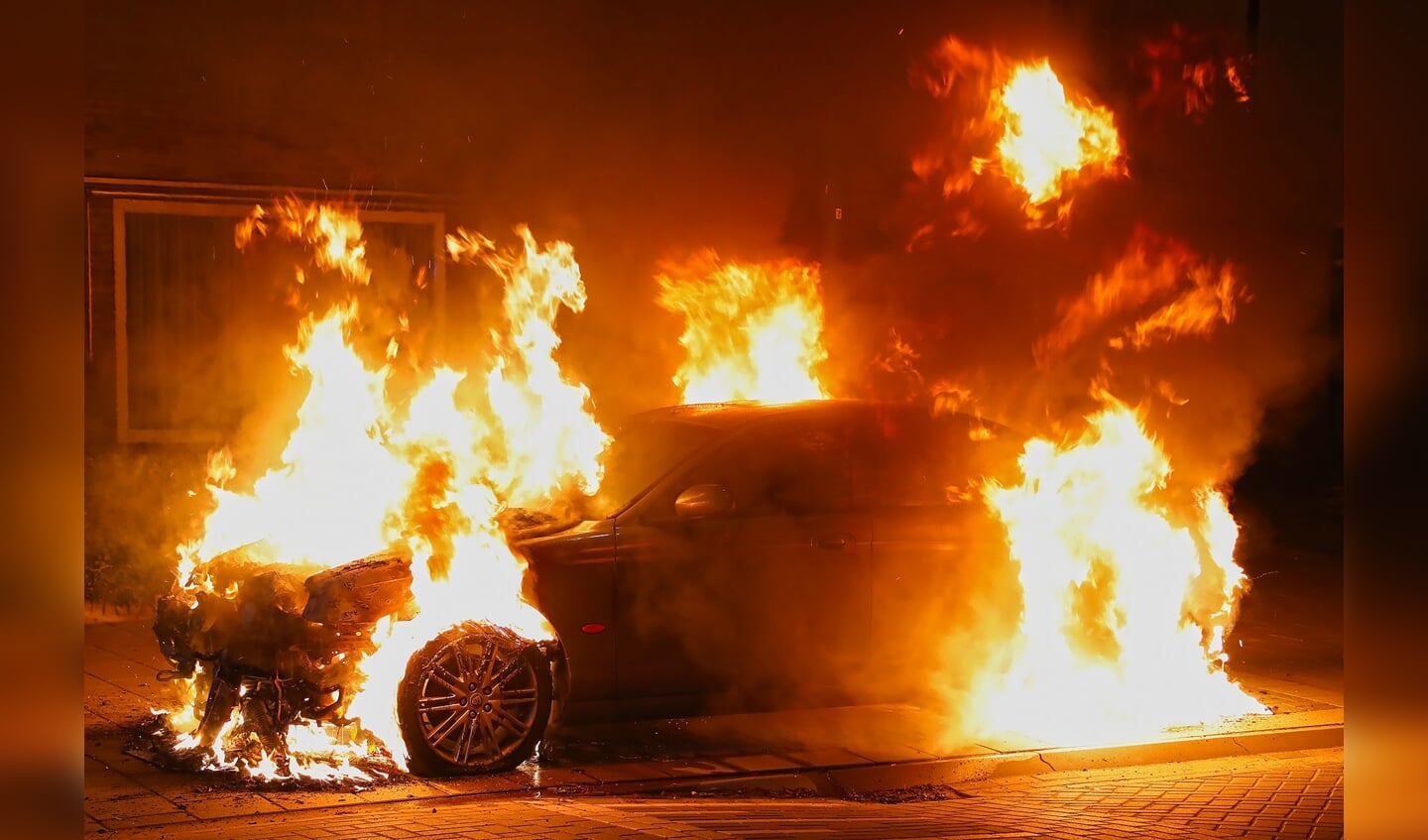 Weer een autobrand in Oss; Jaguar volledig uitgebrand. (Foto: Gabor Heeres / Foto Mallo)