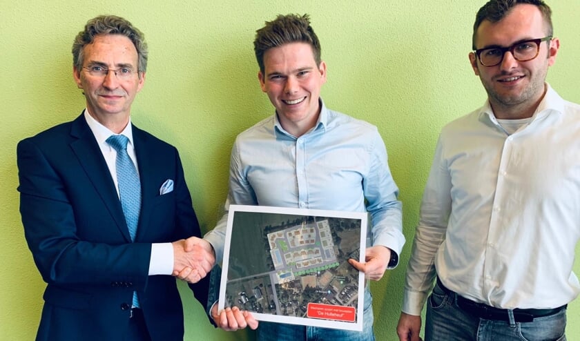 Wethouder Johan van der Schoot kreeg het plan uit handen van Erik van Gool. Rechts Wim van Hout.