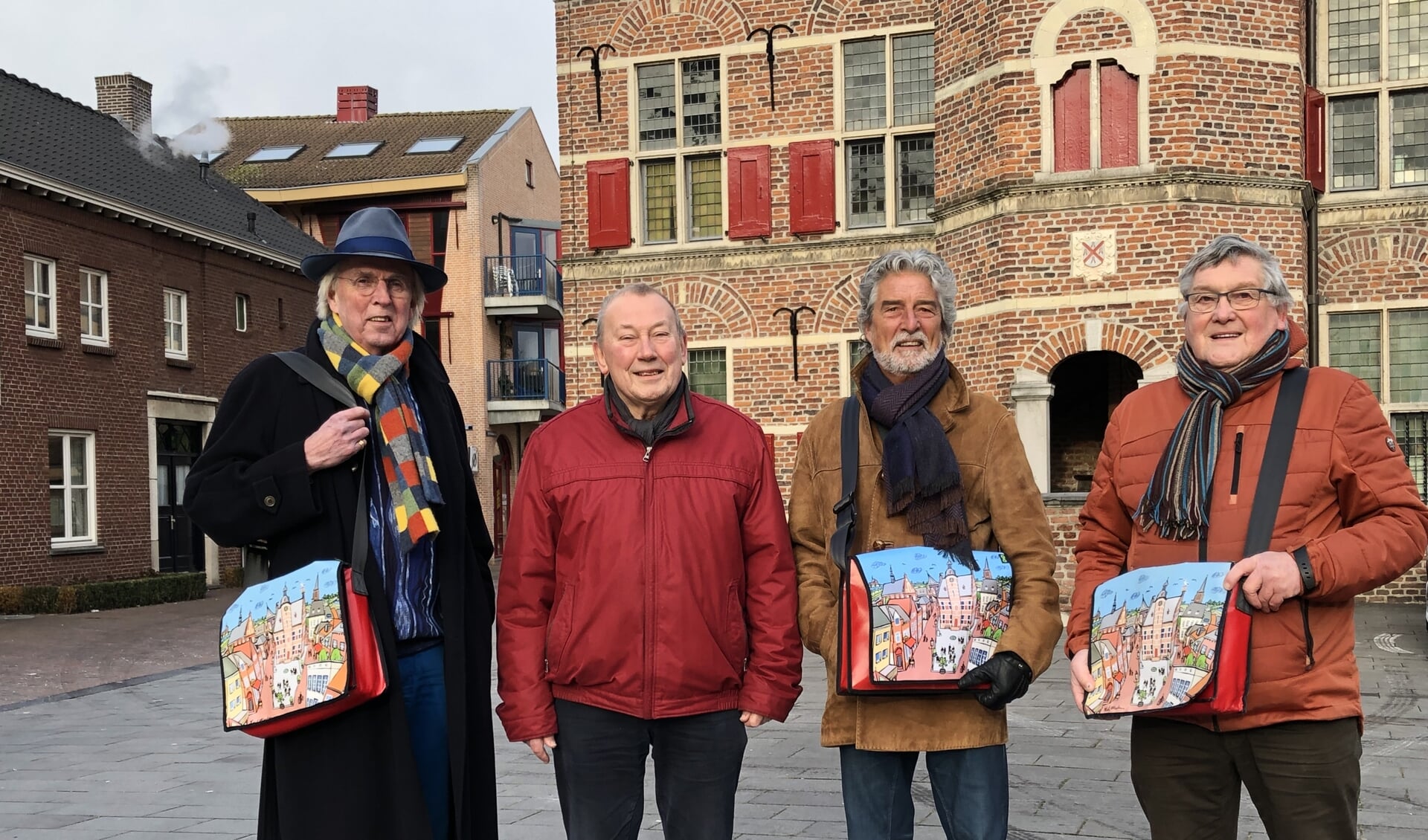 De stadgidsen en -dichter voor het stadhuis in Gennep. Vanaf links: Paul Martens, Piet Tunnesen, Ad Janssen en Willy Michels. (foto: Jos Gröniger)