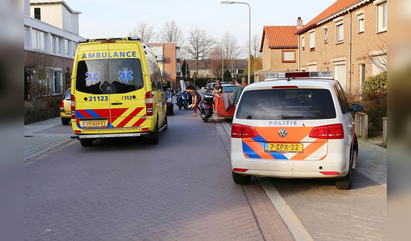 Scooterrijder gewond bij ongeval in Rudolf van Baarlestraat. (Foto: Charles Mallo / Foto Mallo)