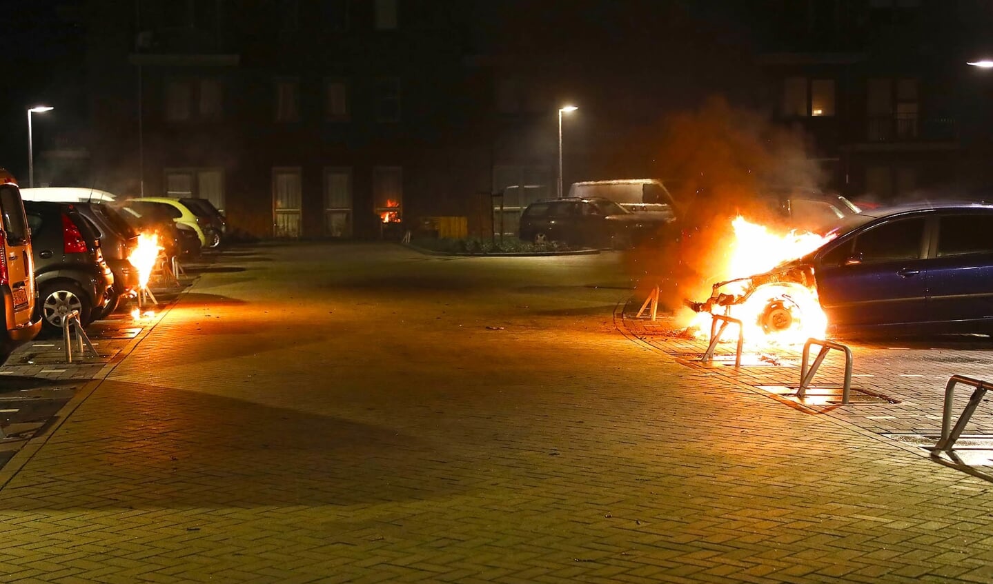 Twee auto's uitgebrand aan Berghemseweg. (Foto: Gabor Heeres / Foto Mallo)