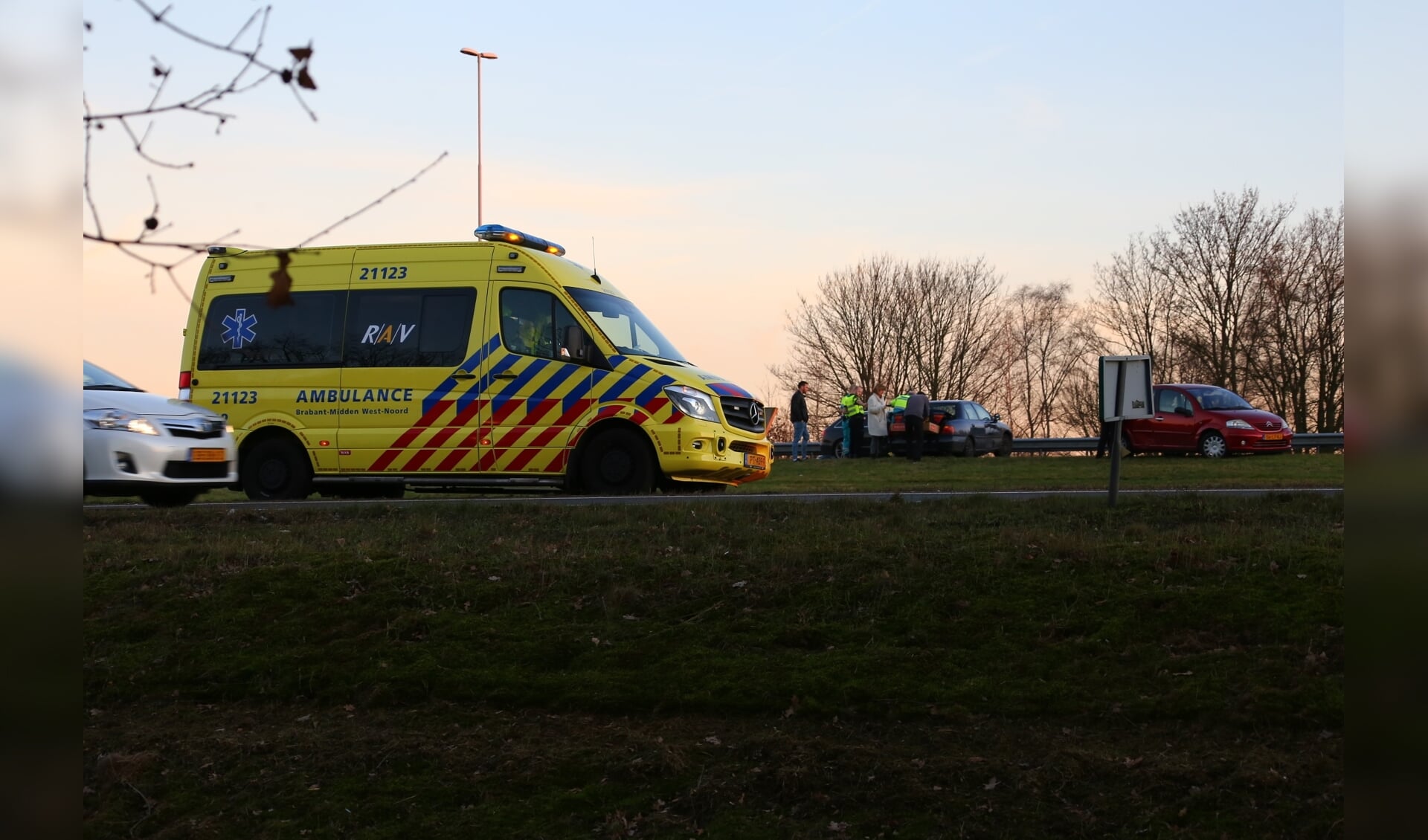 Gewonde bij kop-staartbotsing op A59 ter hoogte van Heesch. (Foto: Charles Mallo / Foto Mallo)