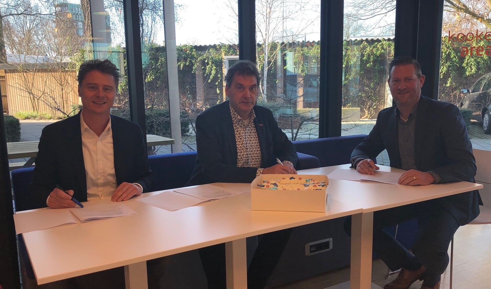 Cas de Haan (Caspar de Haan), Jan van Vucht (Area) en John van der Doelen (Hazenberg Bouw) gaan een contract met elkaar aan. 