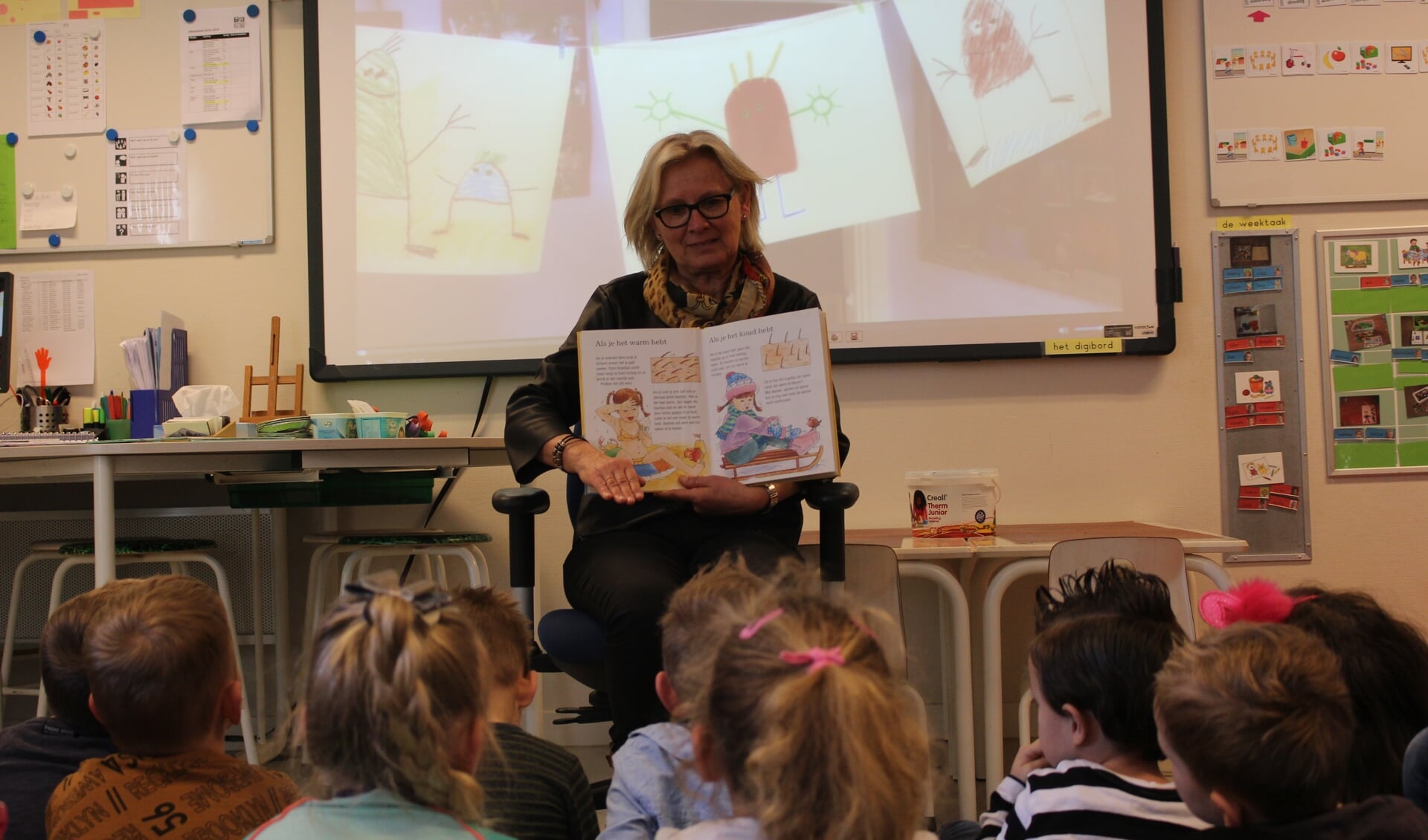 Juf Rick leest voor aan de kinderen uit haar klas (foto: Temmie van Uden)